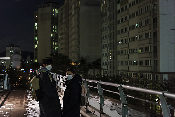 포토 JPG 여자 남자 겨울 청소년 아파트 책가방 마스크 서기 상반신 야외 두명 옆모습 10대 한국인 뒤돌아보기 야간 육교 귀가 야간자율학습 십대만 코로나바이러스 국내포토 자연요소 계절 뷰포인트 가방 모션 주택 사람 동양인 다리_건축물 바이러스 파일형식