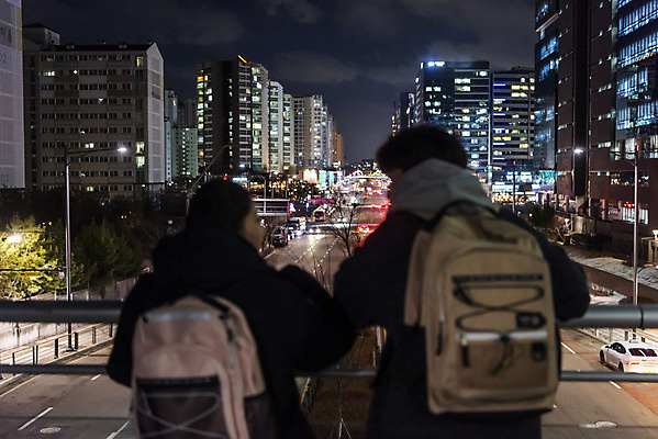 포토 JPG 여자 남자 겨울 청소년 아파트 책가방 서기 상반신 야외 두명 건물 뒷모습 10대 마주보기 기댐 한국인 야간 육교 귀가 야간자율학습 십대만 국내포토 자연요소 건축물 계절 뷰포인트 가방 모션 주택 사람 동양인 다리_건축물 파일형식