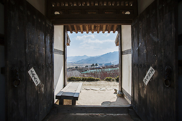 포토 JPG 주간 산 한옥 풍경 사람없음 야외 경상남도 대문 하동 국내포토 자연요소 한국전통 고건축 문 경상도 파일형식