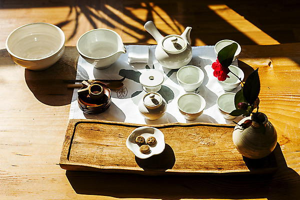 포토 JPG 주간 실내 사람없음 햇빛 다기 다도 녹차 경상남도 다과 하동 나무배경 국내포토 자연요소 백그라운드 디저트 내부 차_음료 태양 예절 경상도 파일형식