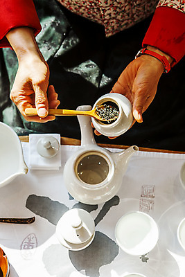 포토 JPG 손 들기 신체부위 다기 다도 한복 찻주전자 녹차 경상남도 나무숟가락 찻잎 하동 국내포토 한국전통 모션 주전자 사람 차_음료 숟가락 예절 전통의상 경상도 파일형식