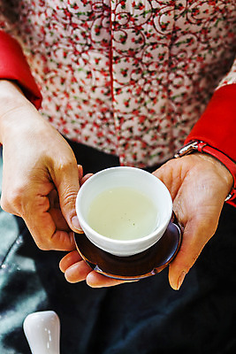 포토 JPG 주간 여자 실내 한명 들기 앉기 상반신 앞모습 찻잔 다도 한복 녹차 경상남도 여자한명만 하동 국내포토 자연요소 1 한국전통 뷰포인트 모션 잔 사람 내부 차_음료 예절 전통의상 경상도 여자만 파일형식