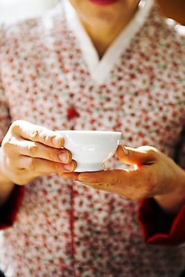 포토 JPG 주간 여자 실내 한명 들기 앉기 상반신 앞모습 아웃포커스 찻잔 다도 한복 녹차 경상남도 여자한명만 하동 국내포토 자연요소 1 한국전통 뷰포인트 모션 잔 촬영기법 사람 내부 차_음료 예절 전통의상 경상도 여자만 파일형식