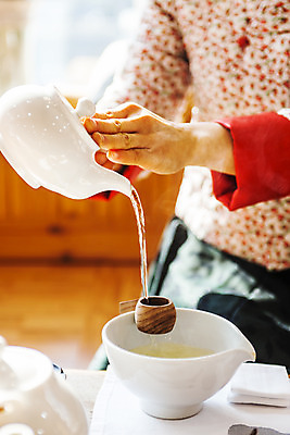 포토 JPG 주간 여자 실내 한명 들기 앉기 상반신 앞모습 붓기 찻잔 다도 한복 찻주전자 녹차 경상남도 여자한명만 하동 국내포토 자연요소 1 한국전통 뷰포인트 모션 주전자 잔 사람 내부 차_음료 예절 전통의상 경상도 여자만 파일형식