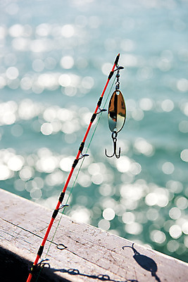 포토 JPG 주간 바다 난간 레저 낚시 아웃도어 취미 사람없음 야외 아웃포커스 낚싯바늘 낚싯대 보케 미끼 서해 궁평항 국내포토 자연요소 촬영기법 항구 낚시용품 경기도 파일형식