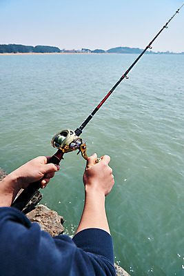 포토 JPG 주간 남자 바다 레저 낚시 아웃도어 한명 들기 상반신 성인 취미 야외 뒷모습 30대 한국인 낚싯대 서해 성인남자한명만 궁평항 국내포토 자연요소 1 뷰포인트 모션 사람 동양인 장년 항구 낚시용품 경기도 남자한명만 성인남자만 파일형식