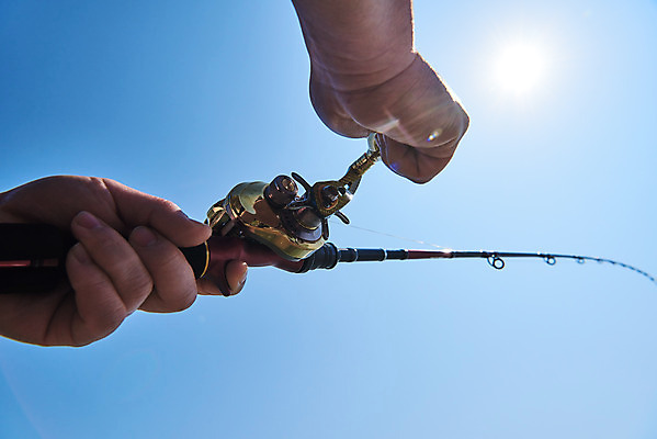 포토 JPG 주간 손 로우앵글 하늘 레저 낚시 아웃도어 들기 취미 야외 신체부위 햇빛 낚싯대 궁평항 국내포토 자연요소 뷰포인트 모션 사람 태양 항구 낚시용품 경기도 파일형식