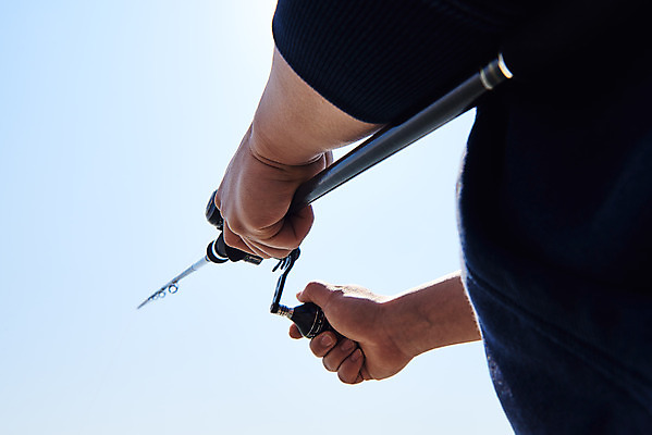 포토 JPG 주간 남자 바다 로우앵글 하늘 레저 낚시 아웃도어 한명 들기 상반신 성인 취미 야외 뒷모습 30대 한국인 낚싯대 서해 성인남자한명만 궁평항 국내포토 자연요소 1 뷰포인트 모션 사람 동양인 장년 항구 낚시용품 경기도 남자한명만 성인남자만 파일형식