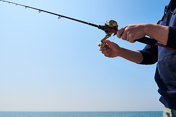 포토 JPG 주간 남자 바다 로우앵글 하늘 레저 낚시 아웃도어 한명 들기 상반신 성인 취미 야외 옆모습 30대 한국인 낚싯대 서해 성인남자한명만 궁평항 국내포토 자연요소 1 뷰포인트 모션 사람 동양인 장년 항구 낚시용품 경기도 남자한명만 성인남자만 파일형식