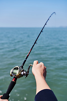 포토 JPG 주간 손 바다 레저 낚시 아웃도어 들기 취미 야외 신체부위 낚싯대 서해 궁평항 국내포토 자연요소 모션 사람 항구 낚시용품 경기도 파일형식