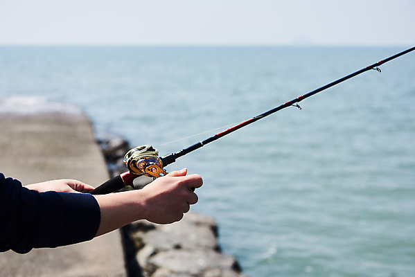 포토 JPG 주간 손 바다 레저 낚시 아웃도어 들기 취미 야외 아웃포커스 신체부위 낚싯대 서해 궁평항 국내포토 자연요소 모션 촬영기법 사람 항구 낚시용품 경기도 파일형식
