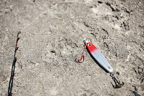 포토 JPG 주간 레저 낚시 바닥 아웃도어 취미 사람없음 야외 바위 낚싯바늘 낚싯대 낚시줄 미끼 물고기모양 궁평항 국내포토 자연요소 문양 항구 돌_바위 낚시용품 경기도 파일형식