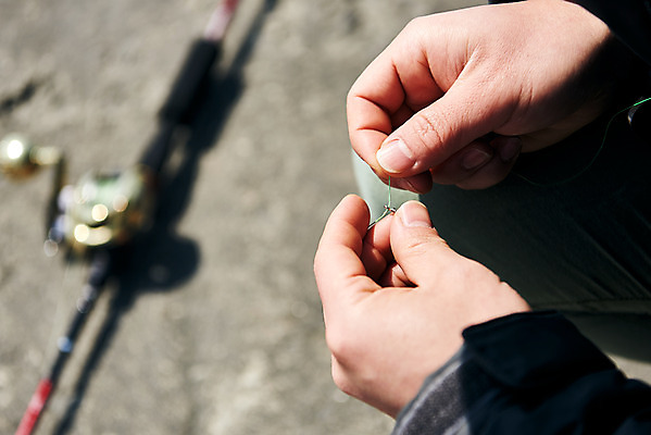 포토 JPG 주간 손 레저 낚시 아웃도어 들기 근접촬영 취미 야외 아웃포커스 신체부위 낚싯대 미끼 궁평항 국내포토 자연요소 뷰포인트 모션 촬영기법 사람 항구 낚시용품 경기도 파일형식
