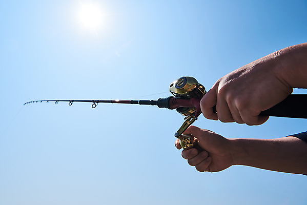 포토 JPG 주간 손 로우앵글 하늘 레저 낚시 아웃도어 들기 취미 야외 신체부위 햇빛 낚싯대 궁평항 국내포토 자연요소 뷰포인트 모션 사람 태양 항구 낚시용품 경기도 파일형식