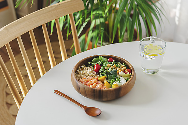 포토 JPG 화분 다이어트 채소 의자 방울토마토 식탁 실내 사람없음 숟가락 레몬 물컵 건강식 나무그릇 연어샐러드 저칼로리식단 현미밥 국내포토 그릇 음식 가구 토마토 과일 탁자 밥 수저 건강 내부 목재 컵 샐러드 식단 저칼로리 파일형식