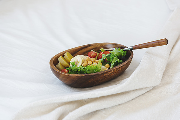 포토 JPG 음식 포크 다이어트 채소 방울토마토 바나나 실내 사람없음 이불 샐러드 건강식 나무그릇 병아리콩 저칼로리식단 국내포토 그릇 식기 토마토 과일 침구 콩 건강 내부 목재 식단 저칼로리 파일형식