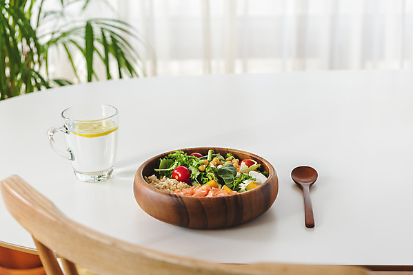 포토 JPG 다이어트 채소 방울토마토 식탁 실내 사람없음 아웃포커스 레몬 물컵 나무숟가락 건강식 나무접시 연어샐러드 저칼로리식단 현미밥 국내포토 접시 음식 토마토 과일 탁자 밥 촬영기법 건강 내부 컵 숟가락 샐러드 식단 저칼로리 파일형식