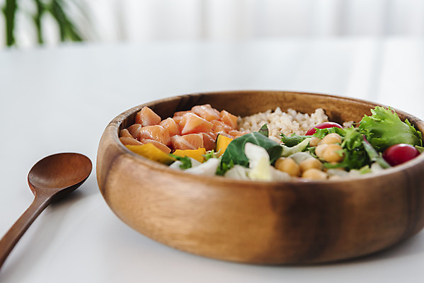 포토 JPG 다이어트 채소 방울토마토 식탁 실내 근접촬영 사람없음 아웃포커스 나무숟가락 건강식 나무그릇 연어샐러드 저칼로리식단 현미밥 국내포토 그릇 음식 뷰포인트 토마토 탁자 밥 촬영기법 건강 내부 목재 숟가락 샐러드 식단 저칼로리 파일형식