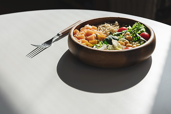 포토 JPG 포크 다이어트 채소 식탁 실내 그림자 사람없음 샐러드 건강식 나무그릇 저칼로리식단 현미밥 국내포토 그릇 식기 음식 탁자 밥 건강 내부 목재 식단 저칼로리 파일형식