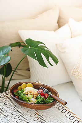 포토 JPG 포크 쿠션 다이어트 채소 방울토마토 식탁 바나나 실내 사람없음 샐러드 건강식 나무그릇 몬스테라 저칼로리식단 국내포토 식물 그릇 식기 음식 토마토 과일 탁자 건강 내부 목재 식단 저칼로리 파일형식