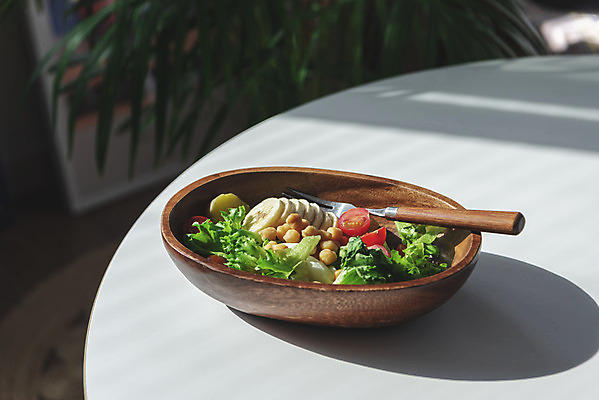 포토 JPG 포크 다이어트 채소 방울토마토 식탁 바나나 실내 그림자 사람없음 샐러드 건강식 나무그릇 병아리콩 저칼로리식단 국내포토 그릇 식기 음식 토마토 과일 탁자 콩 건강 내부 목재 식단 저칼로리 파일형식