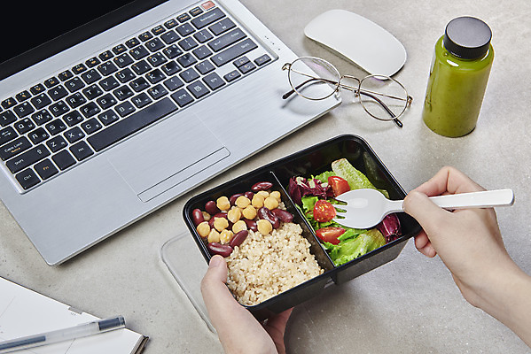 포토 JPG 손 안경 포크 다이어트 채소 방울토마토 실내 들기 신체부위 노트북 샐러드 마우스 병 도시락 강낭콩 건강식 도시락통 병아리콩 저칼로리식단 현미밥 해독주스 국내포토 식기 잡화 음식 토마토 모션 밥 콩 건강 사람 내부 전자제품 컴퓨터용품 주스 용기_그릇 식단 저칼로리 파일형식