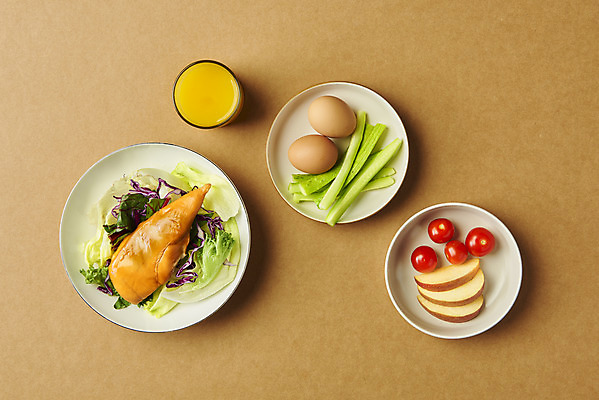 포토 JPG 스튜디오촬영 접시 다이어트 채소 방울토마토 오이 실내 사람없음 하이앵글 계란 샐러드 사과 오렌지주스 건강식 닭가슴살 저칼로리식단 갈색배경 국내포토 식기 음식 뷰포인트 백그라운드 토마토 과일 건강 내부 갈색 알 닭고기 과일주스 식단 저칼로리 파일형식