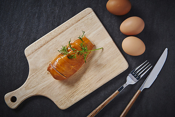 포토 JPG 스튜디오촬영 포크 다이어트 검은배경 실내 사람없음 하이앵글 계란 나이프 건강식 나무도마 닭가슴살 저칼로리식단 국내포토 식기 음식 뷰포인트 백그라운드 도마 건강 내부 목재 알 검은색 닭고기 칼 식단 저칼로리 파일형식