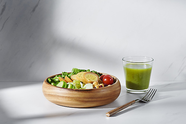 포토 JPG 스튜디오촬영 포크 다이어트 채소 방울토마토 잔 실내 그림자 사람없음 주스 샐러드 흰배경 건강식 구운계란 나무그릇 저칼로리식단 해독주스 국내포토 그릇 식기 음료 음식 백그라운드 토마토 건강 내부 목재 계란 흰색 식단 저칼로리 파일형식