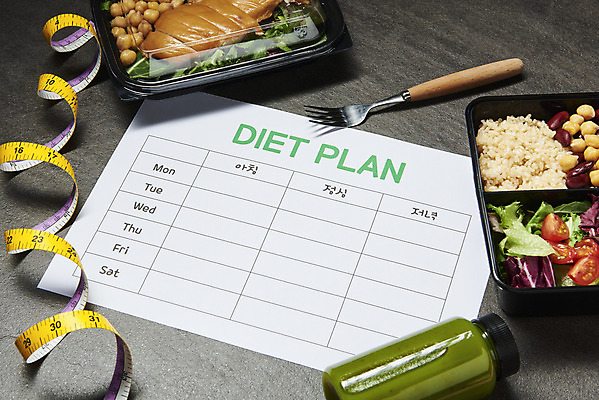 포토 JPG 스튜디오촬영 포크 다이어트 채소 방울토마토 검은배경 실내 줄자 사람없음 샐러드 계획 도시락 건강식 닭가슴살 도시락통 식단표 저칼로리식단 포장용기 현미밥 해독주스 국내포토 식기 음식 백그라운드 컨셉 토마토 밥 자 건강 내부 검은색 닭고기 주스 용기_그릇 식단 저칼로리 포장재료 파일형식