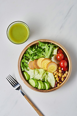 포토 JPG 스튜디오촬영 포크 다이어트 채소 방울토마토 오이 잔 실내 사람없음 하이앵글 주스 샐러드 흰배경 건강식 구운계란 나무그릇 병아리콩 저칼로리식단 해독주스 국내포토 그릇 식기 음료 음식 뷰포인트 백그라운드 토마토 콩 건강 내부 목재 계란 흰색 식단 저칼로리 파일형식