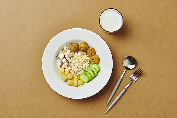 포토 JPG 스튜디오촬영 접시 포크 다이어트 밥 오이 실내 사람없음 하이앵글 숟가락 우유 건강식 새송이버섯 우유잔 저칼로리식단 갈색배경 콩고기 국내포토 식기 음식 뷰포인트 백그라운드 채소 잔 유제품 수저 건강 내부 갈색 버섯 식단 저칼로리 파일형식 베지푸드 비건음식