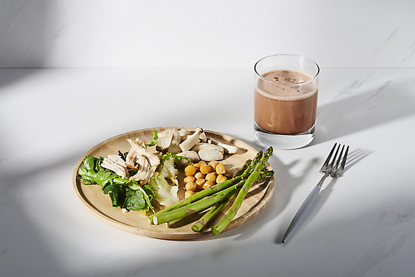 포토 JPG 스튜디오촬영 포크 다이어트 채소 잔 실내 그림자 사람없음 샐러드 흰배경 아스파라거스 건강식 나무접시 닭가슴살 병아리콩 새송이버섯 저칼로리식단 단백질쉐이크 국내포토 식기 접시 음식 백그라운드 콩 건강 내부 닭고기 버섯 흰색 식단 쉐이크 저칼로리 파일형식