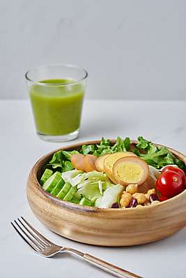 포토 JPG 스튜디오촬영 포크 다이어트 채소 방울토마토 오이 잔 실내 사람없음 주스 샐러드 흰배경 건강식 나무그릇 저칼로리식단 해독주스 국내포토 그릇 식기 음료 음식 백그라운드 토마토 건강 내부 목재 흰색 식단 저칼로리 파일형식