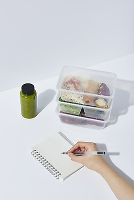 포토 JPG 스튜디오촬영 손 다이어트 실내 신체부위 볼펜 다이어리 기록 병 흰배경 도시락 고구마 건강식 도시락통 저칼로리식단 포장용기 현미밥 해독주스 국내포토 식기 음식 백그라운드 밥 뿌리채소 건강 사람 내부 펜 사무용품 주스 흰색 용기_그릇 식단 저칼로리 포장재료 파일형식