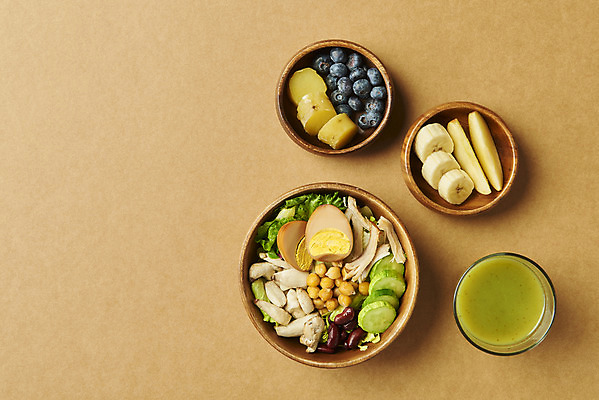 포토 JPG 스튜디오촬영 다이어트 오이 잔 바나나 실내 사람없음 하이앵글 주스 샐러드 사과 블루베리 고구마 건강식 구운계란 나무그릇 병아리콩 새송이버섯 저칼로리식단 갈색배경 해독주스 국내포토 그릇 식기 음료 음식 뷰포인트 백그라운드 채소 과일 콩 뿌리채소 건강 내부 목재 갈색 계란 버섯 식단 저칼로리 파일형식