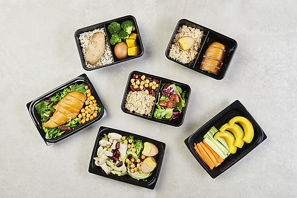 포토 JPG 스튜디오촬영 다이어트 채소 오이 실내 사람없음 하이앵글 당근 샐러드 브로콜리 흰배경 도시락 건강식 단호박 구운계란 닭가슴살 도시락통 병아리콩 저칼로리식단 포장용기 현미밥 국내포토 음식 뷰포인트 백그라운드 호박 밥 콩 뿌리채소 건강 내부 계란 닭고기 흰색 용기_그릇 식단 저칼로리 포장재료 파일형식