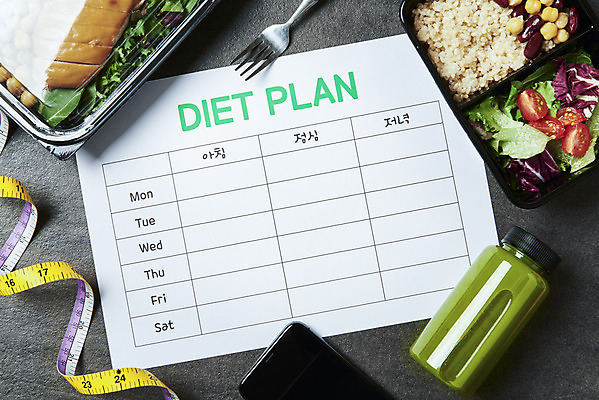 포토 JPG 스튜디오촬영 포크 다이어트 채소 방울토마토 검은배경 실내 줄자 사람없음 스마트폰 하이앵글 샐러드 계획 도시락 건강식 도시락통 식단표 저칼로리식단 포장용기 현미밥 해독주스 국내포토 식기 음식 뷰포인트 백그라운드 컨셉 토마토 밥 자 건강 내부 핸드폰 스마트기기 검은색 주스 용기_그릇 식단 저칼로리 포장재료 파일형식