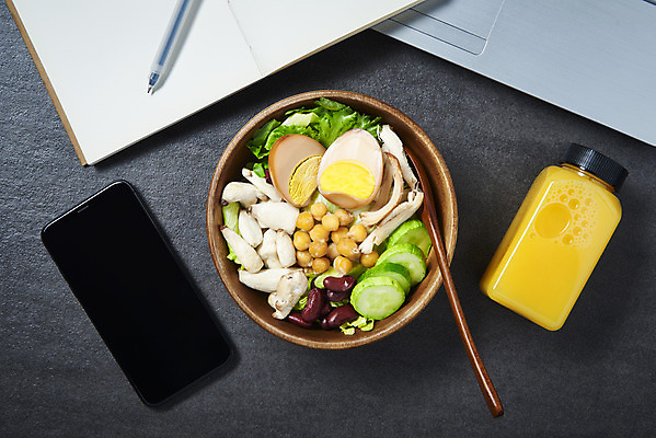 포토 JPG 스튜디오촬영 다이어트 검은배경 오이 실내 사람없음 노트북 스마트폰 하이앵글 볼펜 다이어리 숟가락 샐러드 오렌지주스 도시락 건강식 구운계란 나무그릇 도시락통 병아리콩 새송이버섯 저칼로리식단 국내포토 그릇 음식 뷰포인트 백그라운드 채소 콩 수저 건강 내부 목재 전자제품 핸드폰 스마트기기 펜 계란 사무용품 검은색 버섯 용기_그릇 과일주스 식단 저칼로리 파일형식