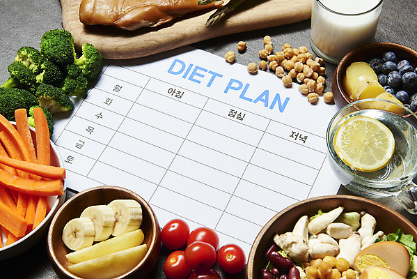 포토 JPG 스튜디오촬영 다이어트 방울토마토 바나나 실내 사람없음 당근 우유 원형 계획 브로콜리 레몬 물컵 블루베리 건강식 닭가슴살 병아리콩 새송이버섯 식단표 우유잔 저칼로리식단 국내포토 도형 음식 컨셉 토마토 채소 과일 잔 유제품 콩 뿌리채소 건강 내부 컵 닭고기 버섯 식단 저칼로리 파일형식