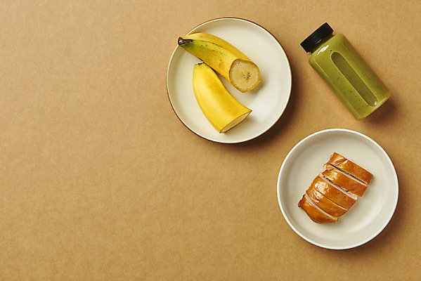 포토 JPG 스튜디오촬영 접시 다이어트 바나나 실내 사람없음 하이앵글 병 건강식 닭가슴살 저칼로리식단 갈색배경 해독주스 국내포토 식기 음식 뷰포인트 백그라운드 과일 건강 내부 갈색 닭고기 주스 식단 저칼로리 파일형식