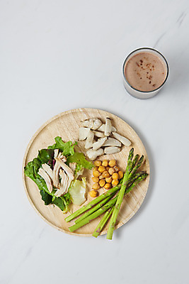 포토 JPG 스튜디오촬영 다이어트 채소 잔 실내 사람없음 하이앵글 샐러드 흰배경 아스파라거스 건강식 나무그릇 닭가슴살 병아리콩 새송이버섯 저칼로리식단 단백질쉐이크 국내포토 그릇 식기 음식 뷰포인트 백그라운드 콩 건강 내부 목재 닭고기 버섯 흰색 식단 쉐이크 저칼로리 파일형식