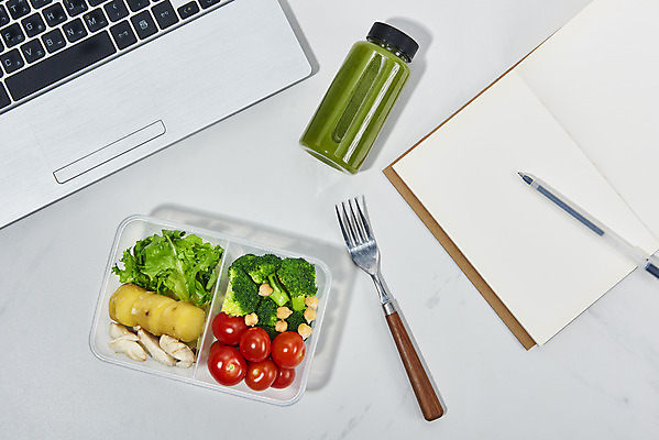 포토 JPG 스튜디오촬영 다이어트 채소 방울토마토 실내 사람없음 노트북 하이앵글 볼펜 다이어리 브로콜리 흰배경 도시락 고구마 건강식 도시락통 저칼로리식단 포장용기 해독주스 국내포토 음식 뷰포인트 백그라운드 토마토 뿌리채소 건강 내부 전자제품 펜 사무용품 주스 흰색 용기_그릇 식단 저칼로리 포장재료 파일형식