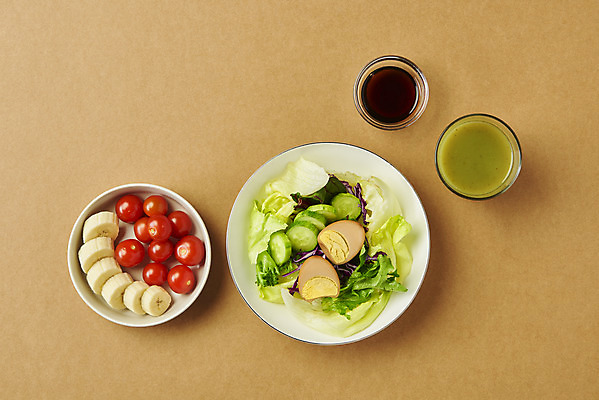 포토 JPG 스튜디오촬영 접시 다이어트 채소 방울토마토 오이 잔 바나나 실내 사람없음 하이앵글 주스 샐러드 소스 건강식 구운계란 저칼로리식단 갈색배경 해독주스 국내포토 식기 음료 음식 뷰포인트 백그라운드 토마토 과일 건강 내부 갈색 계란 양념 식단 저칼로리 파일형식