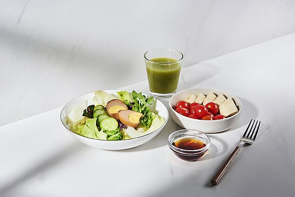 포토 JPG 스튜디오촬영 접시 포크 다이어트 채소 방울토마토 잔 실내 사람없음 주스 샐러드 소스 흰배경 건강식 구운계란 저칼로리식단 해독주스 국내포토 식기 음료 음식 백그라운드 토마토 건강 내부 계란 흰색 양념 식단 저칼로리 파일형식