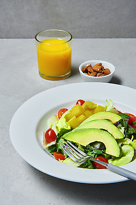 포토 JPG 스튜디오촬영 접시 포크 다이어트 채소 방울토마토 회색배경 잔 실내 사람없음 주스 샐러드 오렌지주스 아몬드 아보카도 건강식 저칼로리식단 국내포토 식기 음료 음식 백그라운드 토마토 과일 건강 내부 회색 견과류 과일주스 식단 저칼로리 파일형식