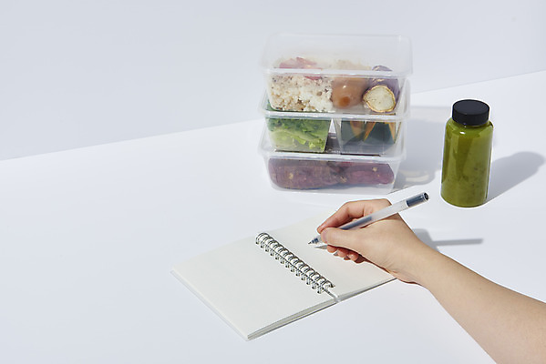 포토 JPG 스튜디오촬영 손 다이어트 채소 실내 신체부위 볼펜 다이어리 기록 병 흰배경 도시락 고구마 건강식 도시락통 저칼로리식단 포장용기 해독주스 국내포토 식기 음식 백그라운드 뿌리채소 건강 사람 내부 펜 사무용품 주스 흰색 용기_그릇 식단 저칼로리 포장재료 파일형식