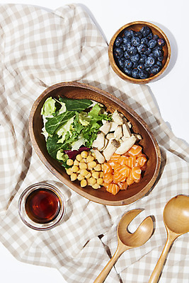 포토 JPG 스튜디오촬영 다이어트 채소 실내 사람없음 하이앵글 식탁보 소스 블루베리 나무숟가락 건강식 나무그릇 병아리콩 새송이버섯 연어샐러드 저칼로리식단 국내포토 그릇 음식 뷰포인트 과일 콩 건강 내부 목재 숟가락 버섯 샐러드 양념 식단 저칼로리 파일형식