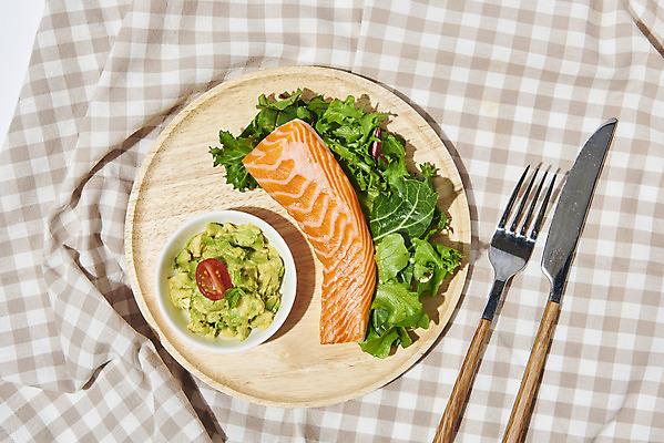 포토 JPG 스튜디오촬영 접시 포크 다이어트 채소 실내 사람없음 하이앵글 샐러드 식탁보 나이프 건강식 나무쟁반 연어회 저칼로리식단 국내포토 식기 음식 뷰포인트 쟁반 건강 내부 목재 생선회 칼 연어 식단 저칼로리 파일형식