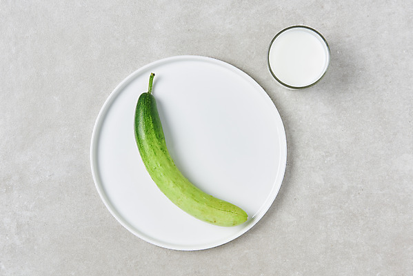 포토 JPG 스튜디오촬영 접시 다이어트 회색배경 오이 실내 사람없음 하이앵글 우유 건강식 우유잔 저칼로리식단 국내포토 식기 음식 뷰포인트 백그라운드 채소 잔 유제품 건강 내부 회색 식단 저칼로리 파일형식